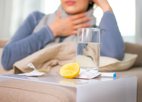 Mulher doente. Gripe. Mulher apanhada frio — Fotografia de Stock