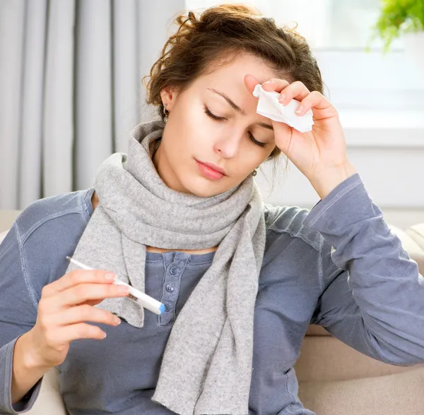 Sjuk kvinna med termometer. huvudvärk — Stockfoto