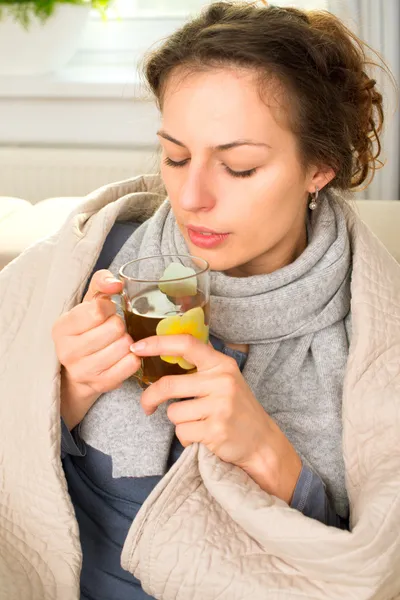 Mujer enferma con bebida caliente. Dolor de cabeza. Gripe — Foto de Stock
