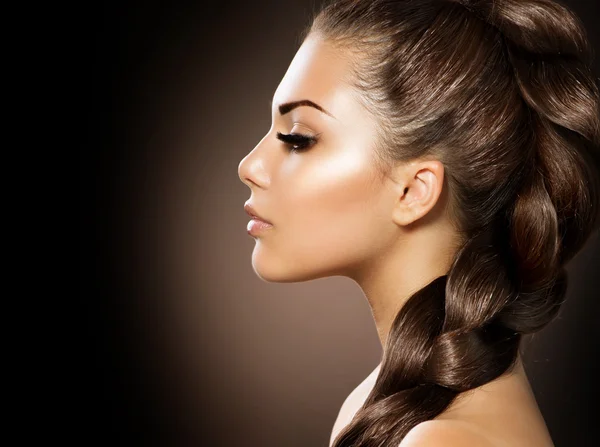 Trenza para el cabello. Hermosa mujer con cabello largo saludable — Foto de Stock