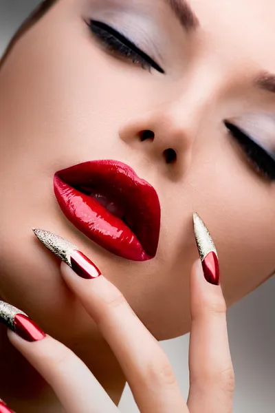 Mode schoonheid model meisje. manicure en make-up — Stockfoto