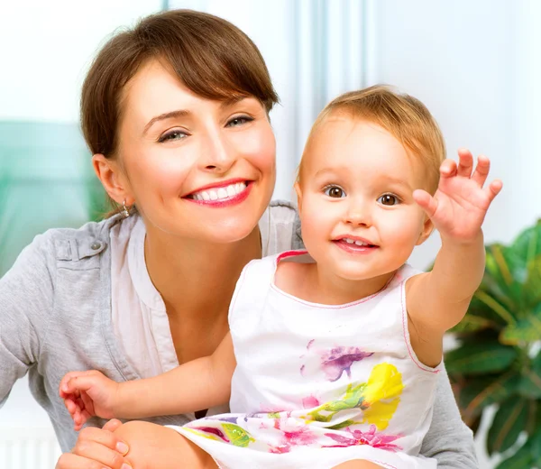 Madre e bambino baci e abbracci a casa — Foto Stock