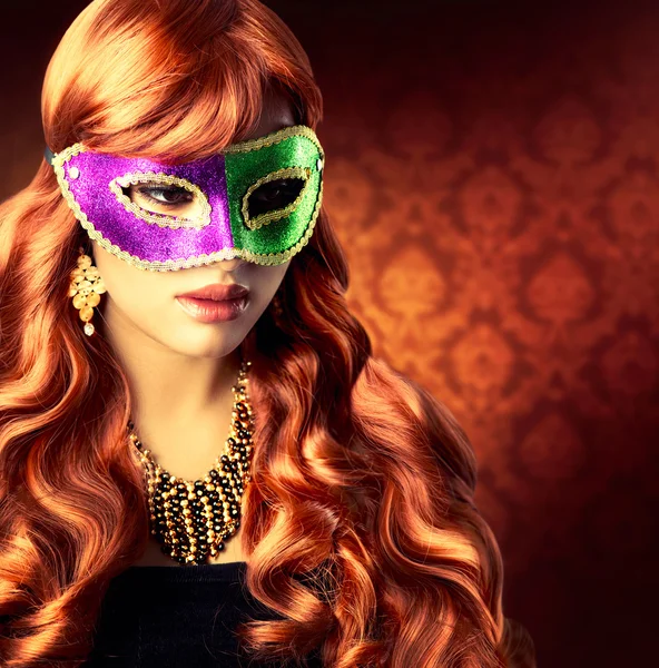 Vacker flicka i en karneval mask — Stockfoto