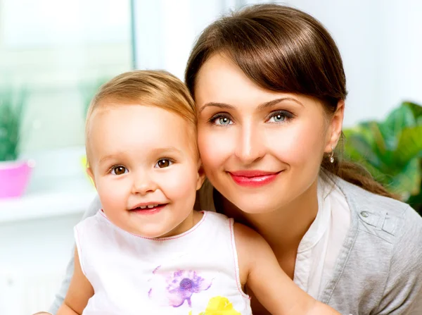 Madre y bebé besándose y abrazándose en casa — Foto de Stock