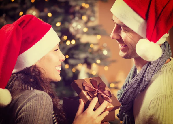 Χριστούγεννα ευτυχισμένο ζευγάρι με χριστουγεννιάτικο δώρο στο σπίτι — Φωτογραφία Αρχείου