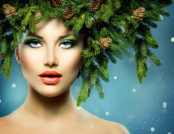 Kerstmis vrouw. Kerstboom vakantie kapsel en make-up — Stockfoto