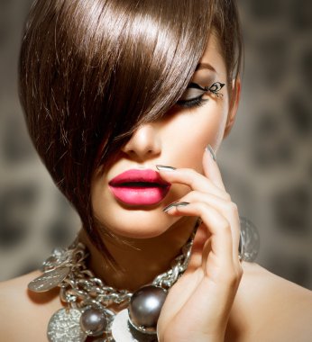 Fringe. Güzellik seksi model kız mükemmel makyaj ve manikür