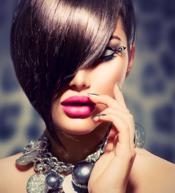 Fringe. Güzellik seksi model kız mükemmel makyaj ve manikür