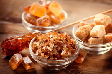 şeker. ahşap arka plan üzerinde kahverengi şeker