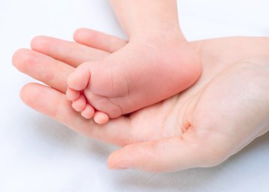 Bebek annesi eller ayaklarda. Yeni doğan bebek ve anne