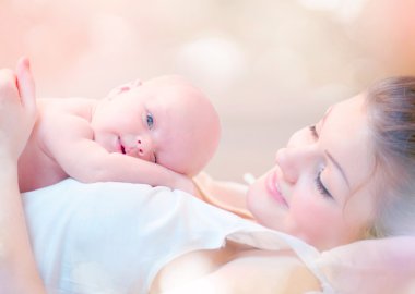 mutlu anne ve onun yeni doğan bebek öpmek ve sarılmak