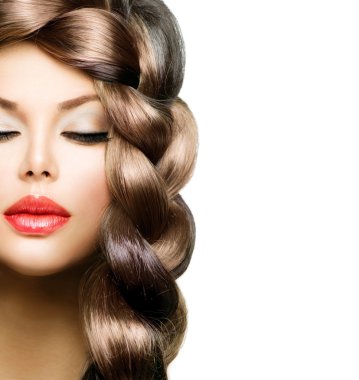 saç örgü. sağlıklı uzun kahverengi saçlı kadın güzel model