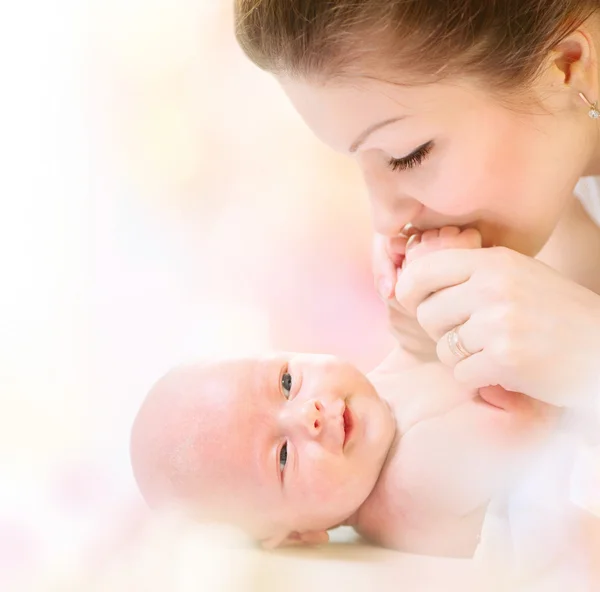 Pasgeboren baby. Gelukkig moeder en baby zoenen en knuffelen — Stockfoto