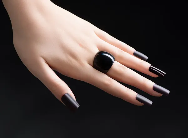 Περιποιημένα νύχια με μαύρο ματ βερνίκι νυχιών. μόδα μανικιούρ — Φωτογραφία Αρχείου