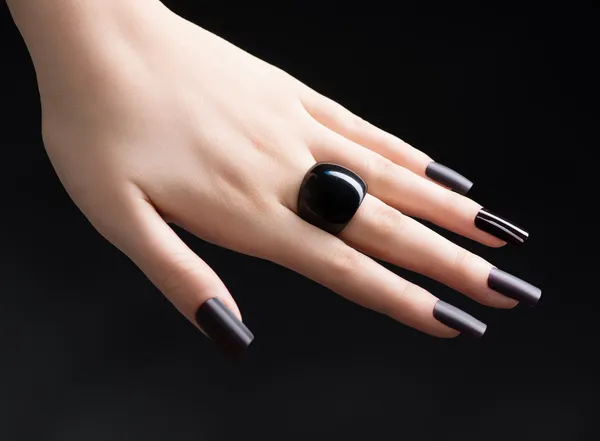 Unghie Manicure con Smalto Nero Opaco. Manicure moda — Foto Stock