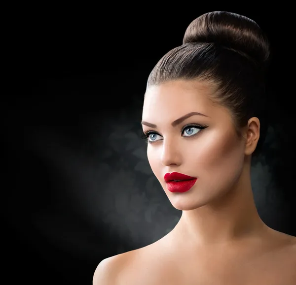 Retrato de menina modelo de moda com olhos azuis e lábios vermelhos sexy — Fotografia de Stock