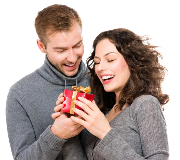 Valentine Gift. Casal jovem feliz com presente do dia dos namorados — Fotografia de Stock