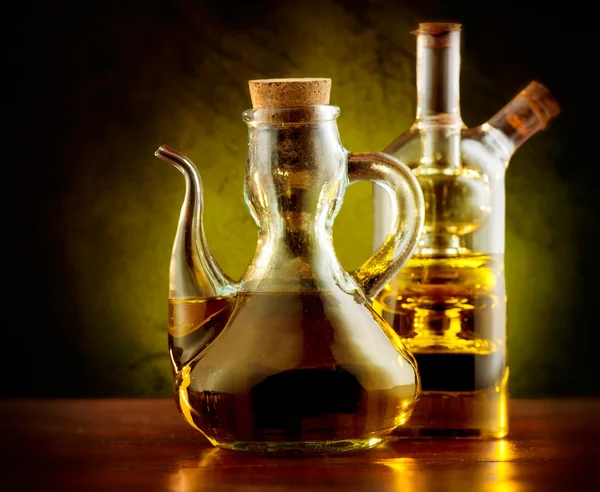 Olivový olej, na tmavém pozadí v tabulce — Stock fotografie