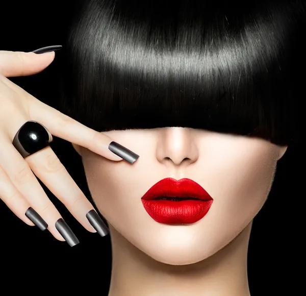 Retrato de menina de beleza com estilo de cabelo na moda, maquiagem e manicure — Fotografia de Stock