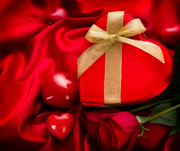 Valentine Red Hear Gift em fundo de seda vermelha — Fotografia de Stock