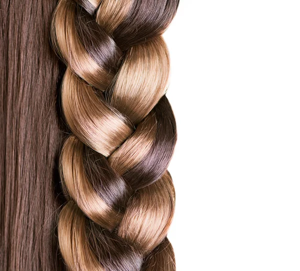 Penteado de trança. Cabelo longo marrom fechar. Cabelo saudável — Fotografia de Stock