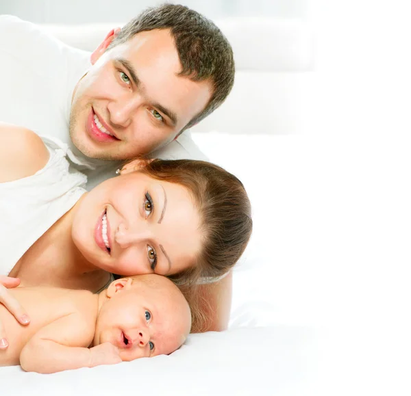 Familia feliz. Padre, madre y su bebé recién nacido — Foto de Stock