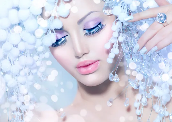 Kobieta zima. piękna modelka z śniegu fryzurę — Zdjęcie stockowe