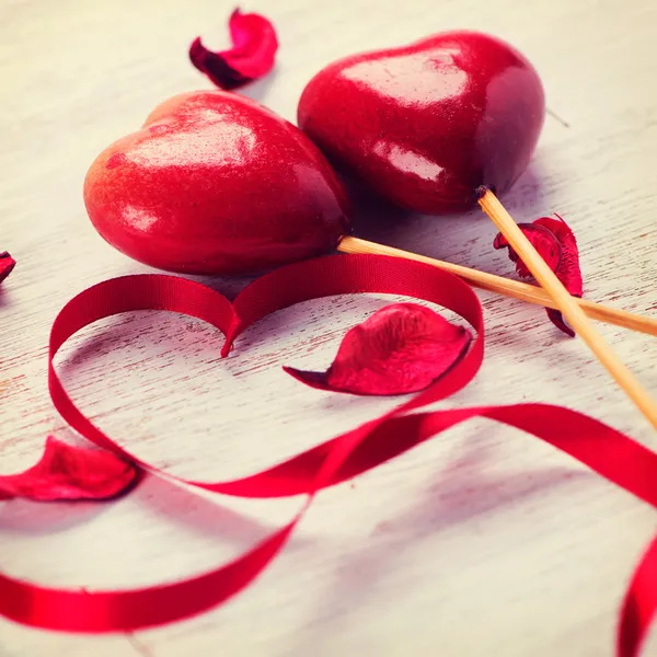 Valentine Heart. Cinta de regalo de satén rojo y corazones rojos —  Fotos de Stock