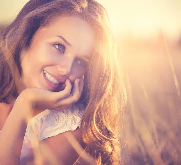 Menina romântica fresca da beleza ao ar livre. Natureza — Fotografia de Stock