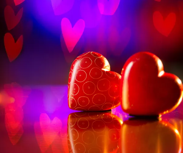 Paar valentines rote Herzen auf abstraktem violettem Hintergrund — Stockfoto