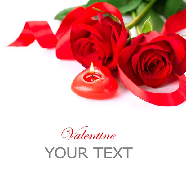 情人节玫瑰一朵用丝带和心形状的蜡烛 — 图库照片