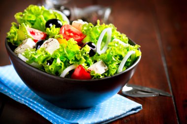 zeytin, beyaz peynir ve domates ile Yunan salata kasesi