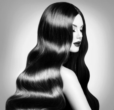 uzun sağlıklı dalgalı saçlı ve mükemmel makyaj güzellik model kız