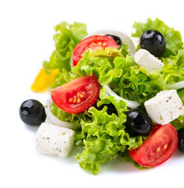 Akdeniz salatası. Beyaz bir arka plan üzerinde izole Yunan salatası
