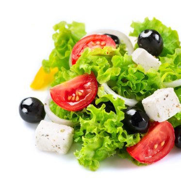 Akdeniz salatası. Beyaz bir arka plan üzerinde izole Yunan salatası 