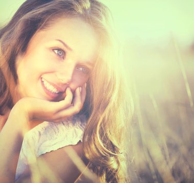 Güzellik taze romantik kız açık havada. Doğa