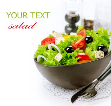 Akdeniz salatası. Beyaz bir arka plan üzerinde izole Yunan salatası