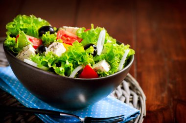 zeytin, beyaz peynir ve domates ile Yunan salata kasesi