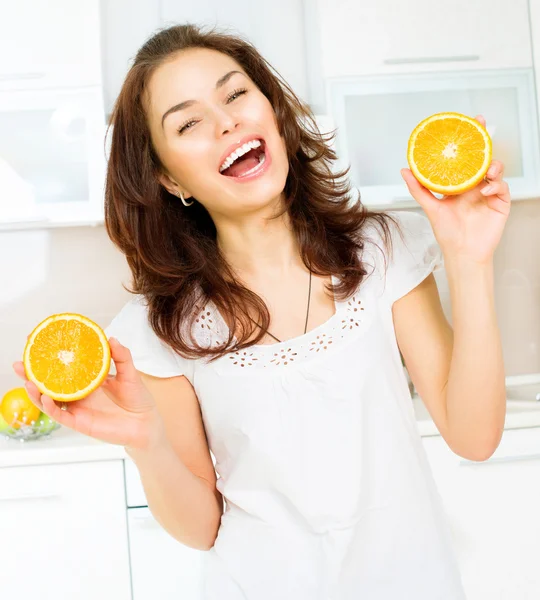 Mujer sana y divertida con naranjas. Dieta y alimentación saludable —  Fotos de Stock