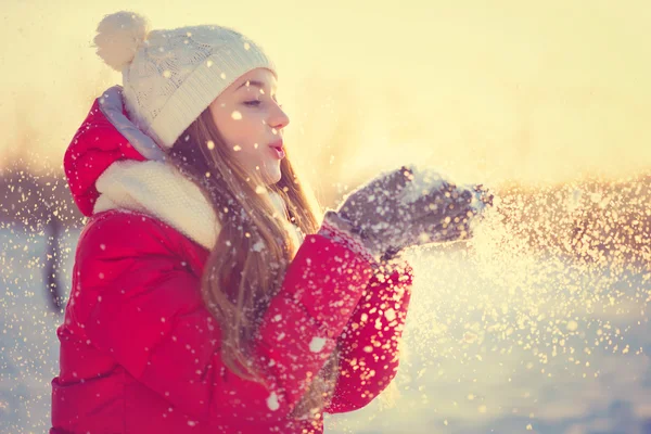 Schoonheid winter meisje waait sneeuw in ijzig winter park. buitenshuis — Stockfoto