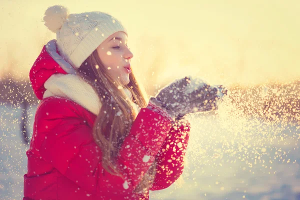 Belleza Chica de invierno Soplando nieve en el helado parque de invierno. Al aire libre — Foto de Stock