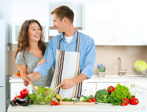 Coppia felice che cucina insieme. Dieta. Cibo sano — Foto Stock