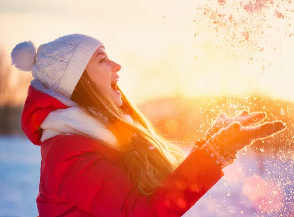 Menina de inverno de beleza se divertindo no parque de inverno — Fotografia de Stock