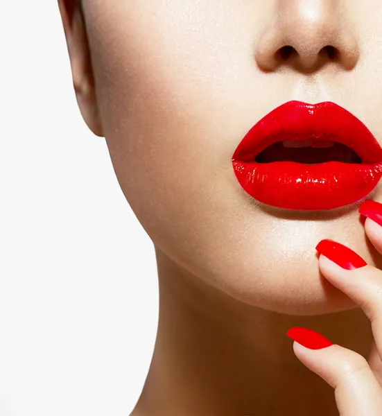 Labbra e Unghie Sexy Rosse primo piano. Manicure e trucco — Foto Stock