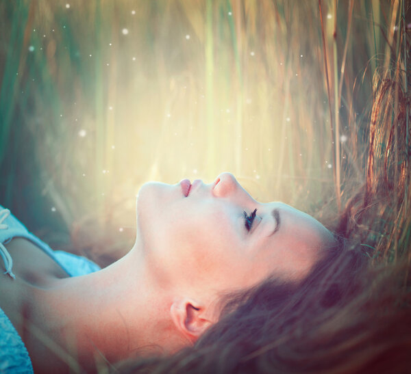 Adolescente modelo chica al aire libre disfrutando de la naturaleza — Foto de Stock
