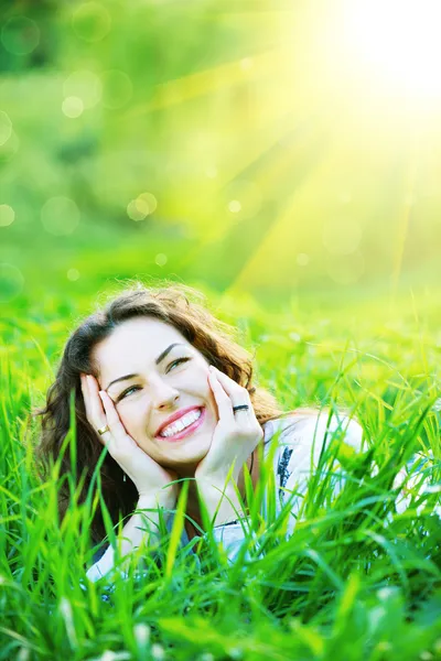 Hermosa primavera joven mujer al aire libre disfrutando de la naturaleza — Foto de Stock