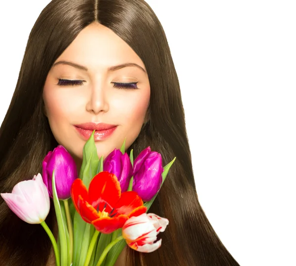 Skönhet kvinna med våren bukett av tulpan blommor — Stockfoto