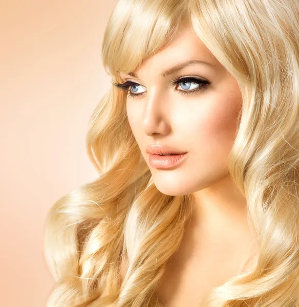 Beauty blonde vrouw. mooi meisje met lang krullend blond haar — Stockfoto