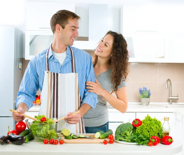 Casal feliz cozinhando juntos. A fazer dieta. Alimentos saudáveis — Fotografia de Stock