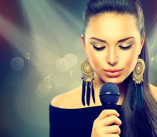 Beautiful Singing Girl. Beauty Woman with Microphone — Stock Photo, Image